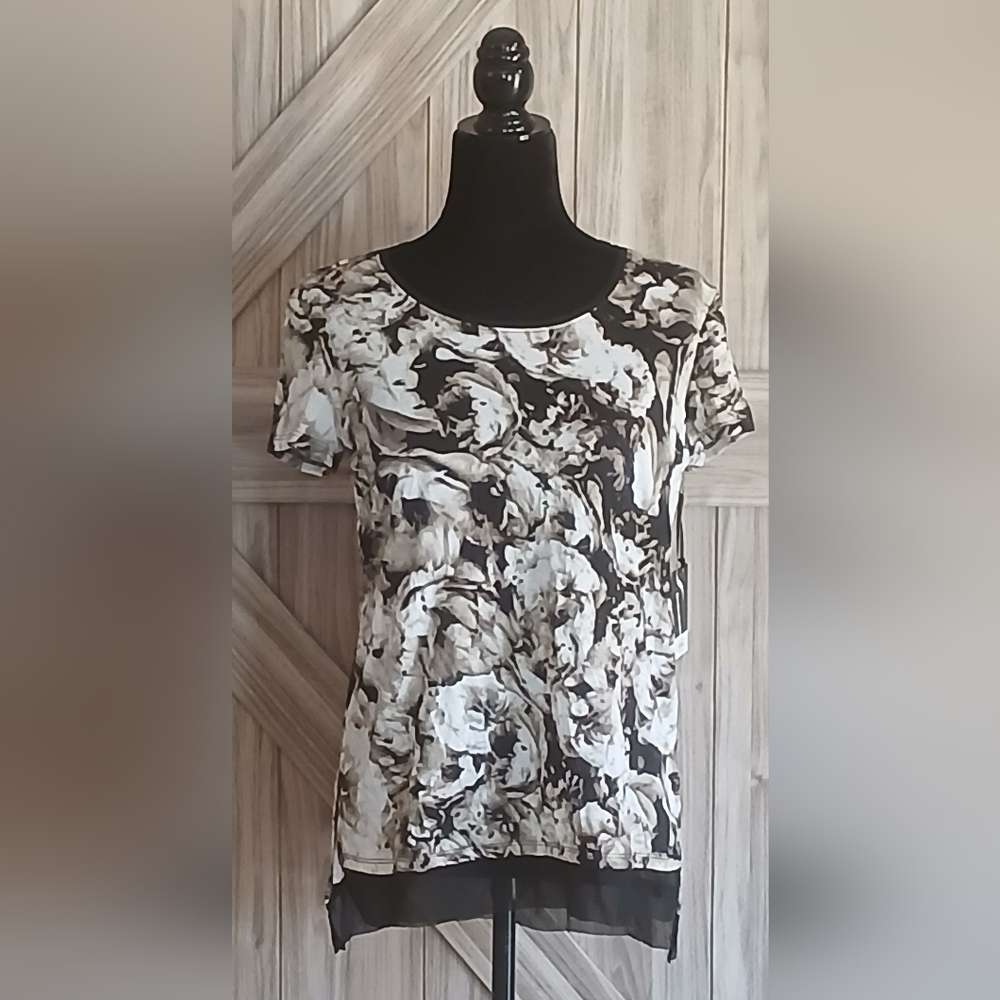 Simply Vera Vera Wang Black and White Full Bloom Crinckle Blouse. NWT (Size S)
